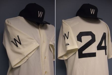 Washington Nationals Throwback to the Senators uniforms