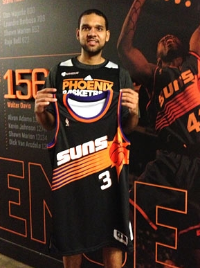 Phoenix Suns swingman Jared Dudley drives inside during the 2010 playoffs,  wearing a los Suns jersey.