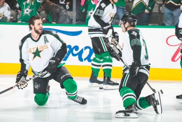 NHL on X: The @DallasStars have busted out the #ReverseRetro threads! ⭐️  The design honors their inaugural 1993-94 season and is remixed with the  club's current colorway with Victory Green plus white