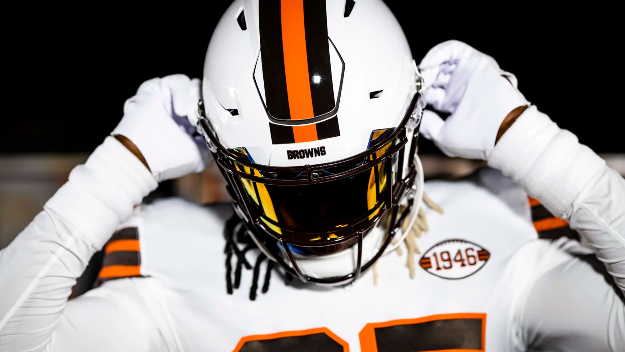 Cleveland Browns tragen beim Montagabend-Fußball neue weiße Helme mit ...