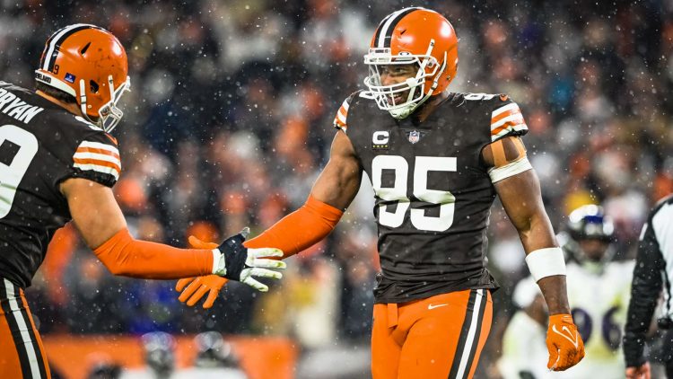 Cleveland Browns To Wear White Facemasks Against Pittsburgh Steelers On ...